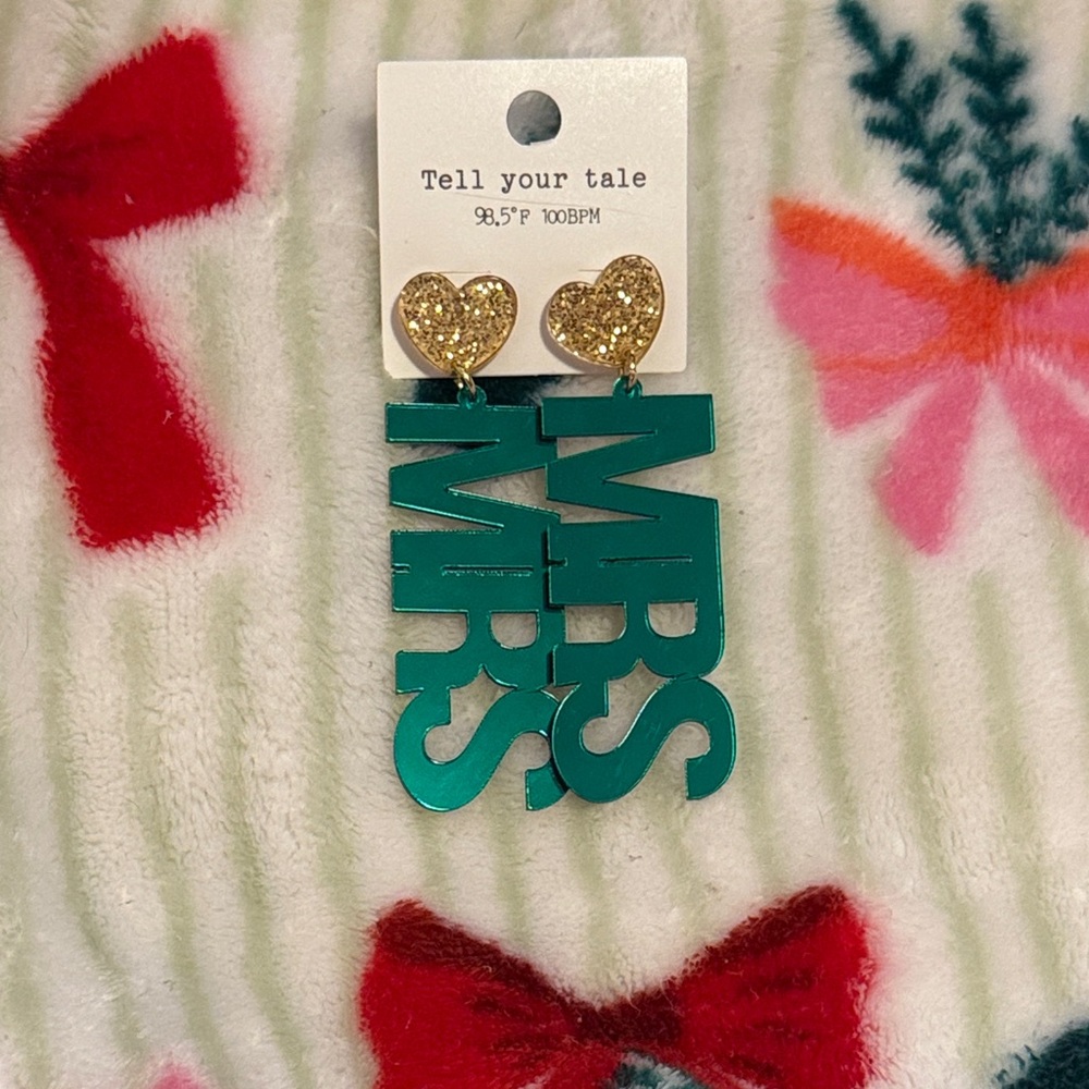 ๐ป Tell Your Tale โMrsโ Dangle Earrings NWT